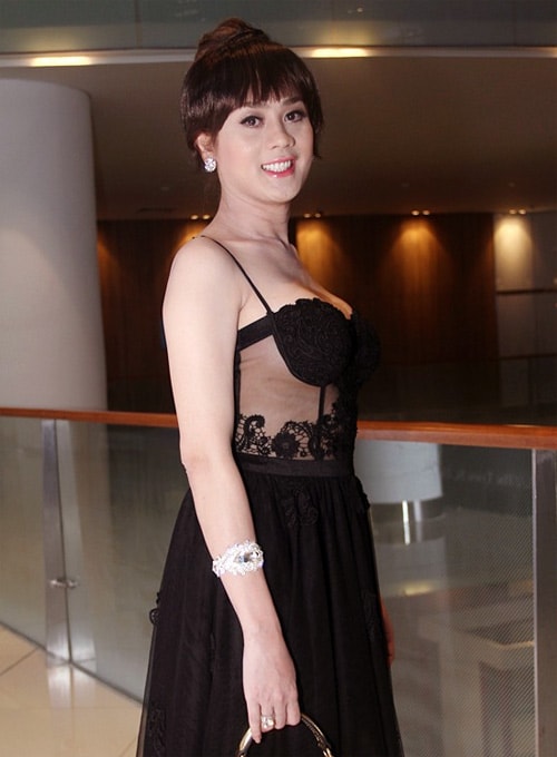 Lam chi khanh khoe hang lot het tiec la hoi xau hinh 4