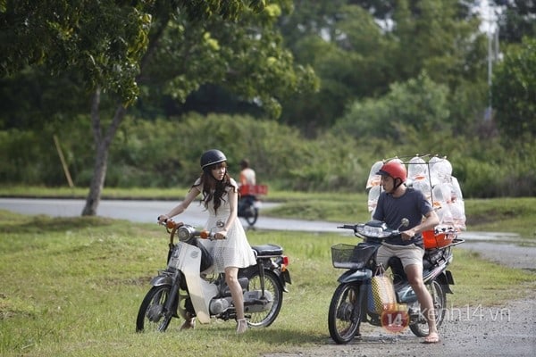 minh hang vua di vua khoc bi xe ao lo hang hinh 1