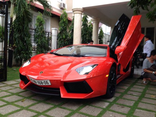 Tuan Hung khoe sieu xe Lamborghini Aventador hinh 1