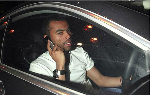 ashley cole lo clip nong 18 phut tren mang hinh 1