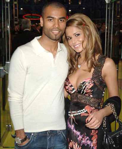 ashley cole lo clip nong 18 phut tren mang hinh 3